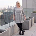 Graues weiches Strickshirt in A-Linie mit Faltennahtmusterung aus Feinstrick mit Stretch