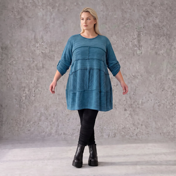 Blaues Strickshirt in A-Linie mit weichem Dehnstrick und dezenter Faltennahtmusterung