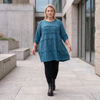 Blaues Strickshirt in A-Linie mit weichem Dehnstrick und dezenter Faltennahtmusterung