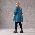Blaues Strickshirt in A-Linie mit weichem Dehnstrick und dezenter Faltennahtmusterung