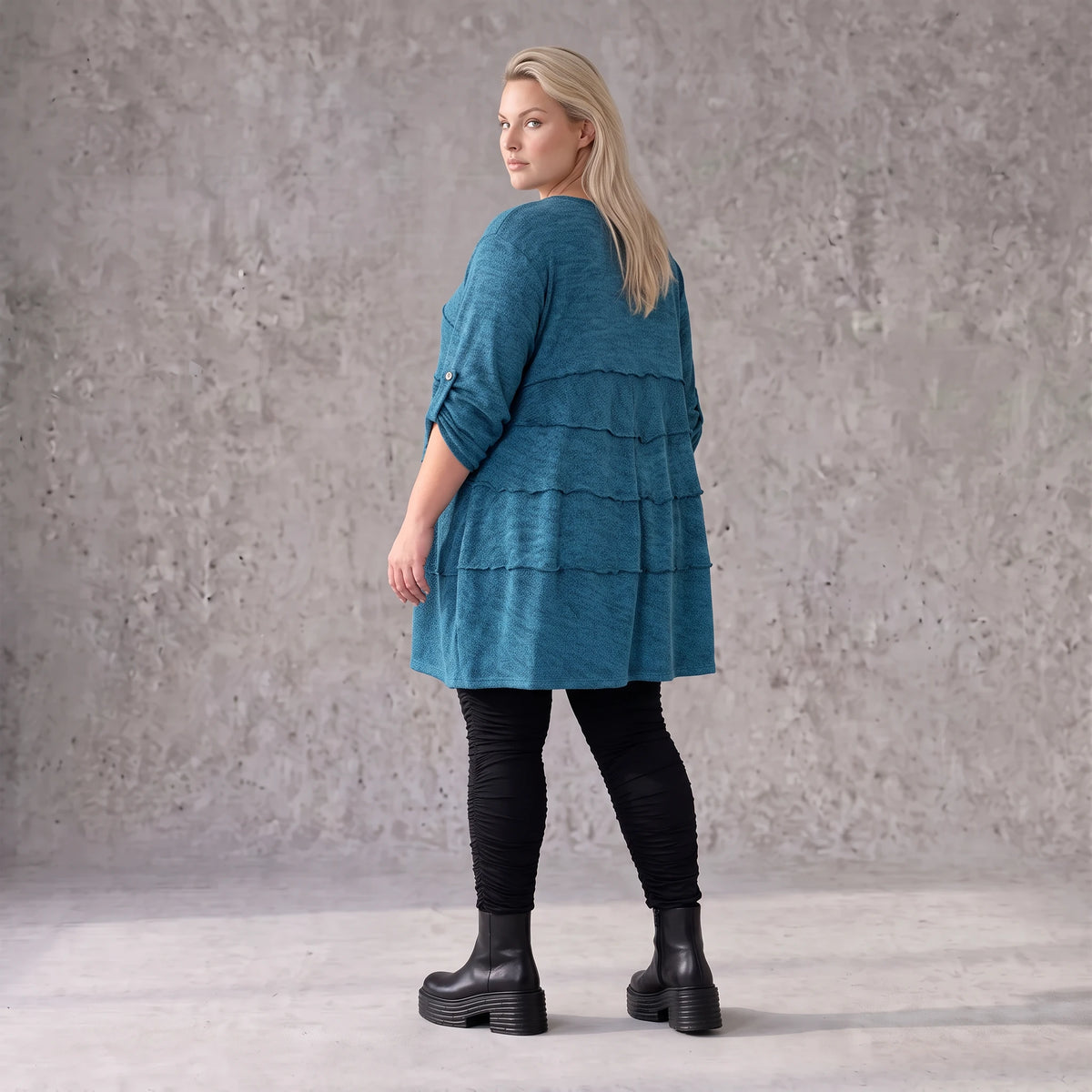 Blaues Strickshirt in A-Linie mit weichem Dehnstrick und dezenter Faltennahtmusterung