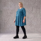 Blaues Strickshirt in A-Linie mit weichem Dehnstrick und dezenter Faltennahtmusterung