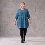 Blaues Strickshirt in A-Linie mit weichem Dehnstrick und dezenter Faltennahtmusterung