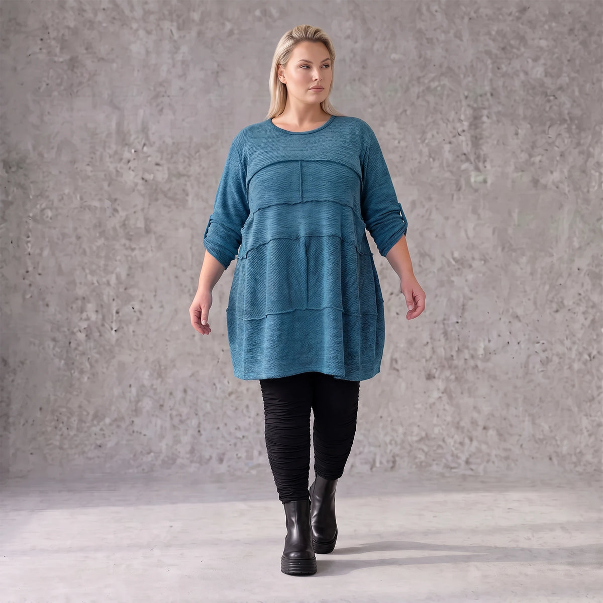 Blaues Strickshirt in A-Linie mit weichem Dehnstrick und dezenter Faltennahtmusterung