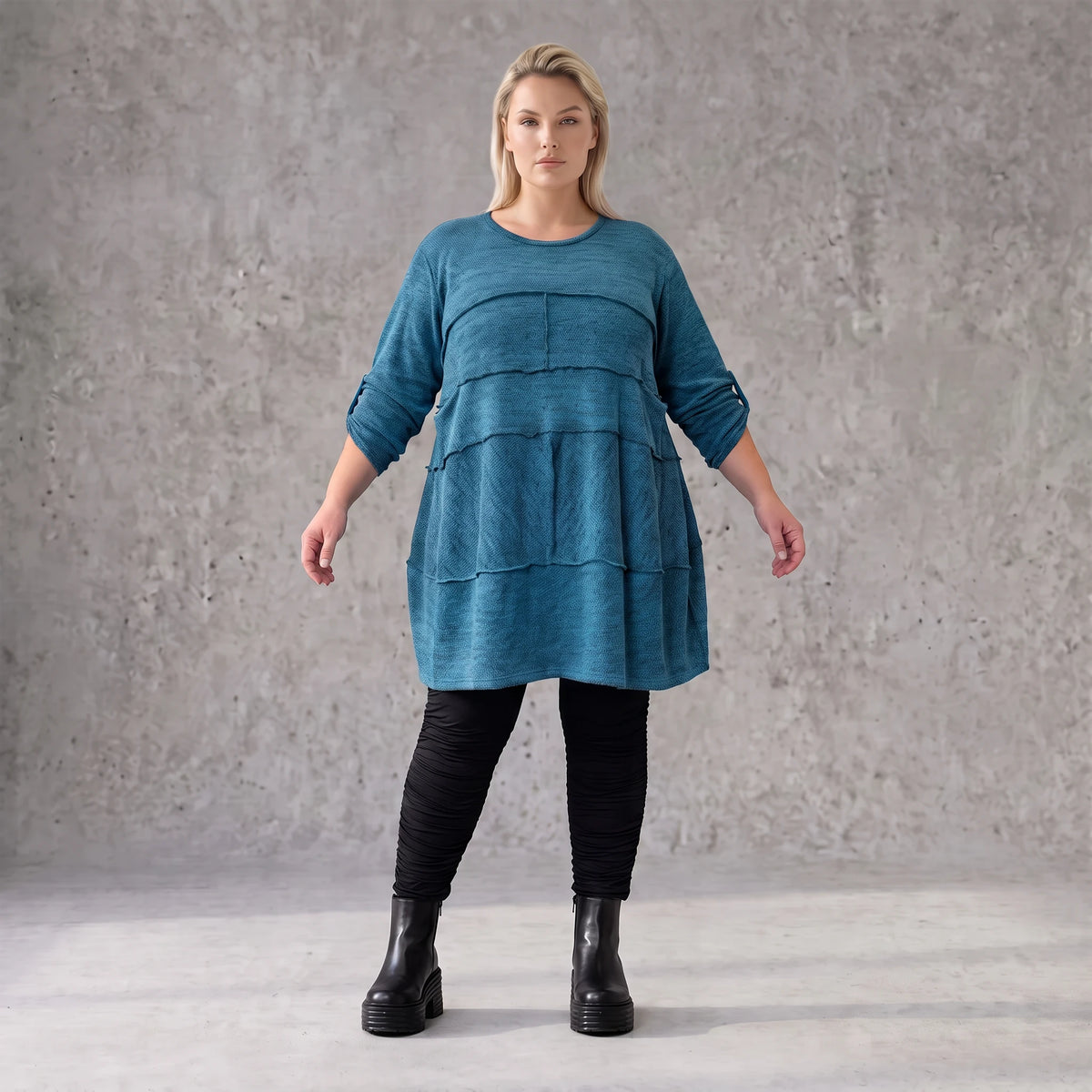 Blaues Strickshirt in A-Linie mit weichem Dehnstrick und dezenter Faltennahtmusterung