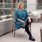Blaues Strickshirt in A-Linie mit weichem Dehnstrick und dezenter Faltennahtmusterung
