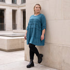 Blaues Strickshirt in A-Linie mit weichem Dehnstrick und dezenter Faltennahtmusterung