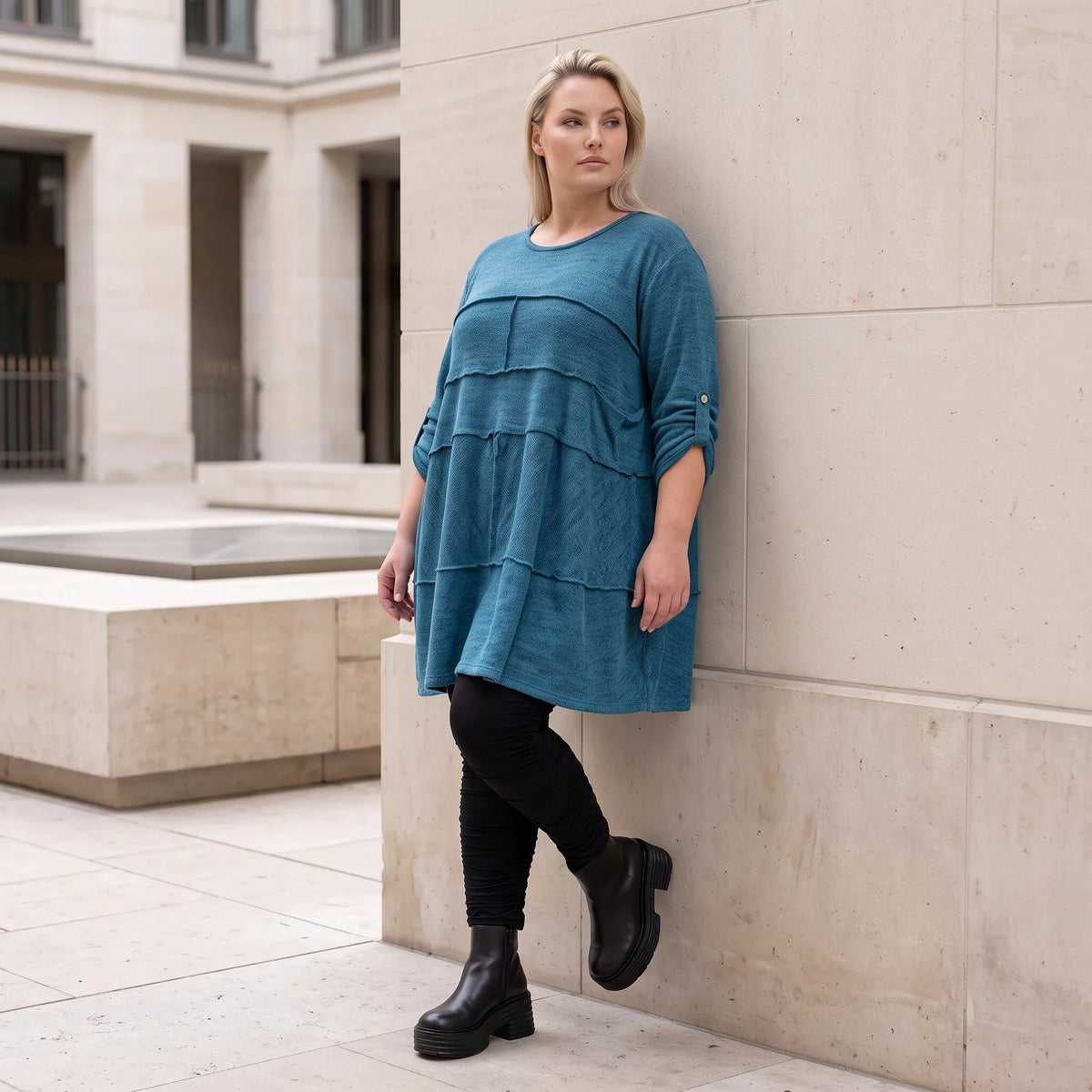 Blaues Strickshirt in A-Linie mit weichem Dehnstrick und dezenter Faltennahtmusterung