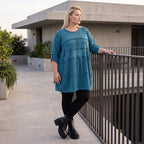 Blaues Strickshirt in A-Linie mit weichem Dehnstrick und dezenter Faltennahtmusterung