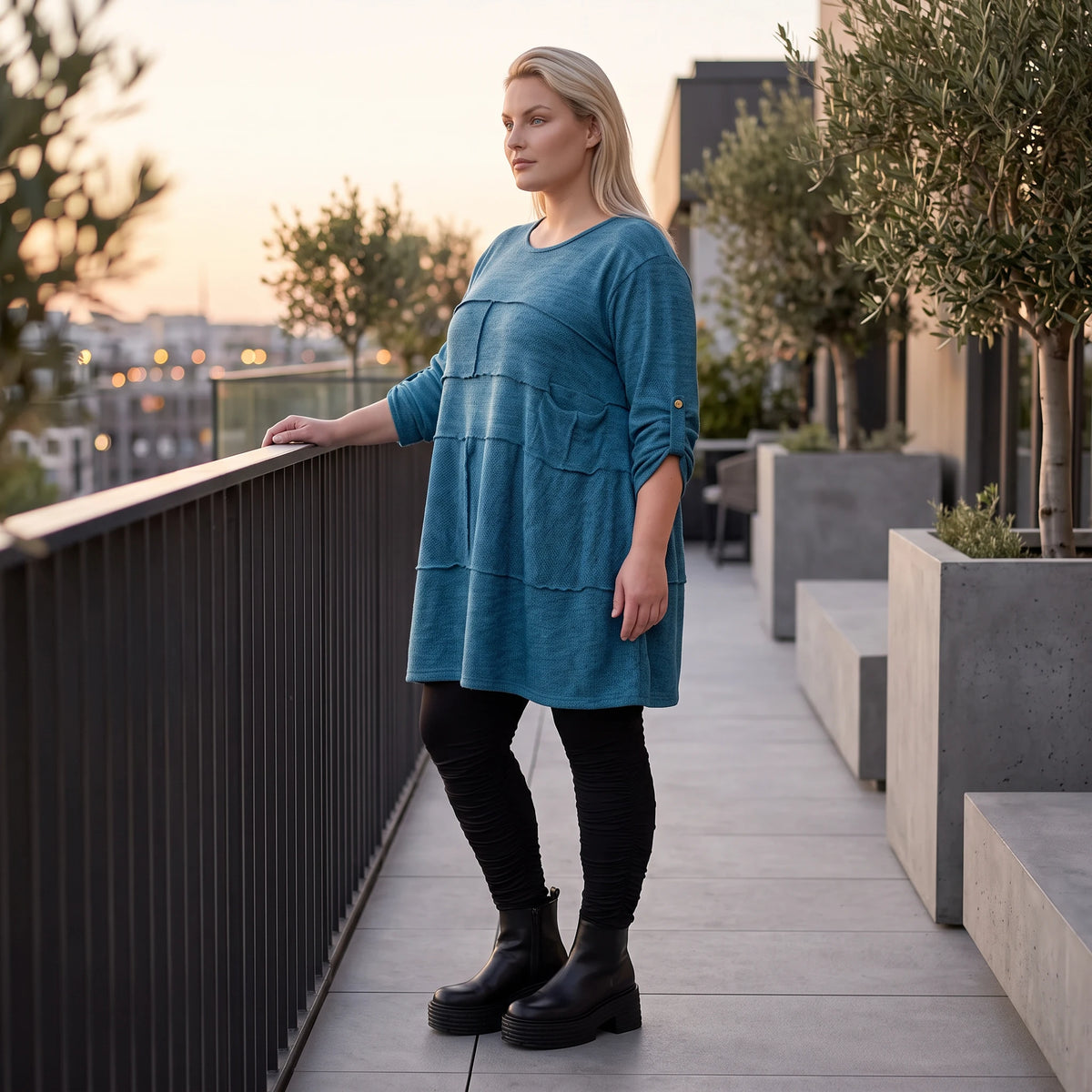 Blaues Strickshirt in A-Linie mit weichem Dehnstrick und dezenter Faltennahtmusterung