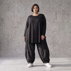 Schwarzes Rundhalsshirt aus fliessendem Viskosejersey mit Langarm und gerundeter Form
