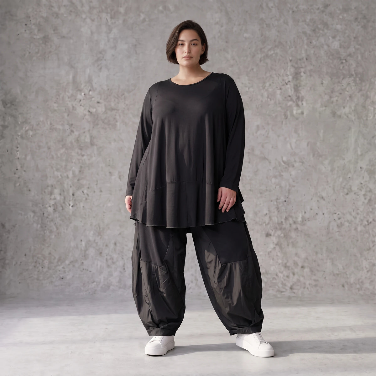 Schwarzes Rundhalsshirt aus fliessendem Viskosejersey mit Langarm und gerundeter Form