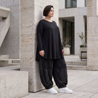 Schwarzes Rundhalsshirt aus fliessendem Viskosejersey mit Langarm und gerundeter Form