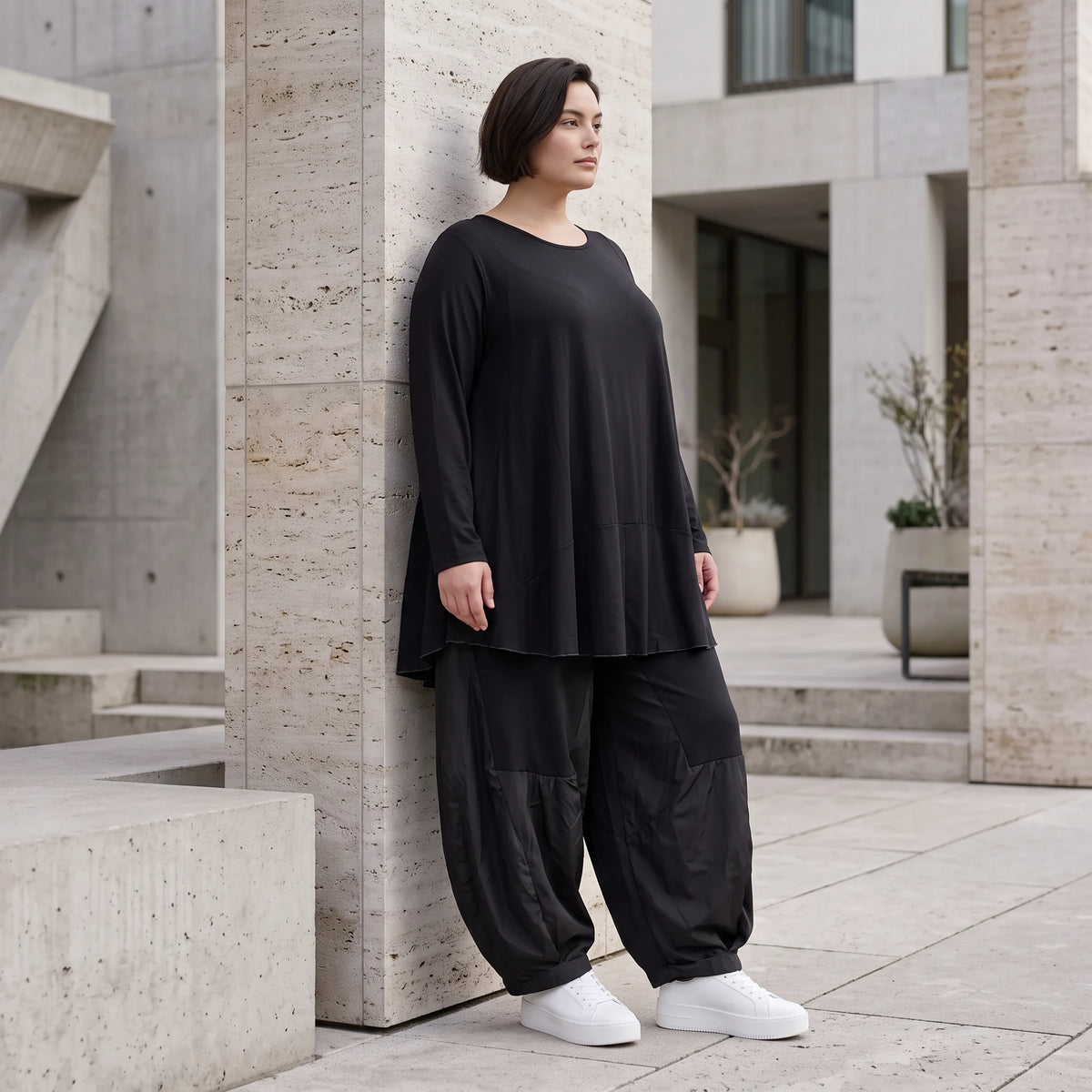 Schwarzes Rundhalsshirt aus fliessendem Viskosejersey mit Langarm und gerundeter Form