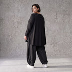 Schwarzes Rundhalsshirt aus fliessendem Viskosejersey mit Langarm und gerundeter Form