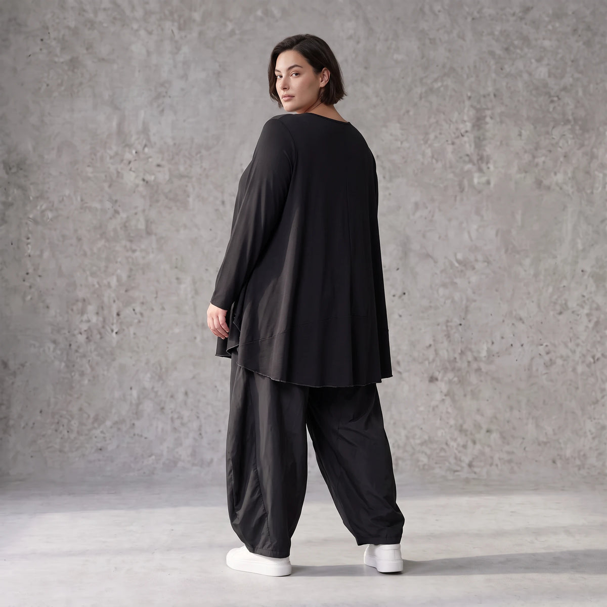 Schwarzes Rundhalsshirt aus fliessendem Viskosejersey mit Langarm und gerundeter Form