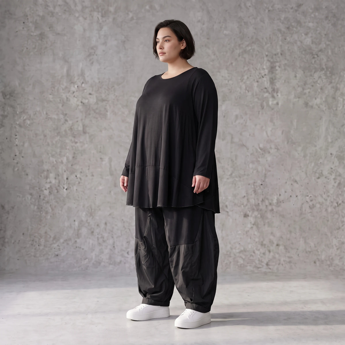 Schwarzes Rundhalsshirt aus fliessendem Viskosejersey mit Langarm und gerundeter Form