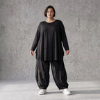 Schwarzes Rundhalsshirt aus fliessendem Viskosejersey mit Langarm und gerundeter Form