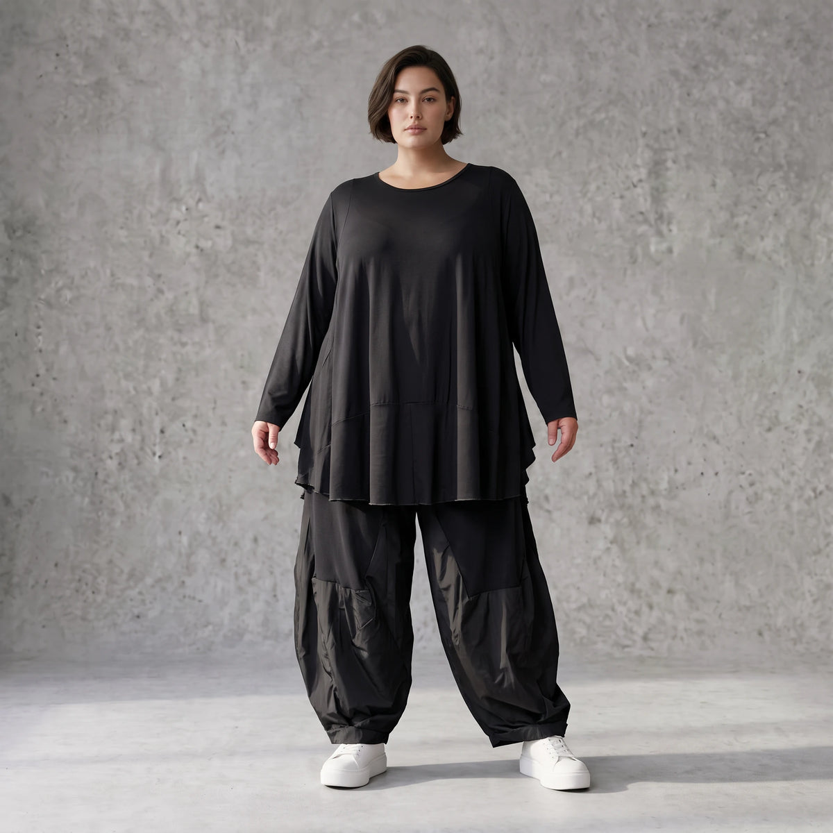 Schwarzes Rundhalsshirt aus fliessendem Viskosejersey mit Langarm und gerundeter Form