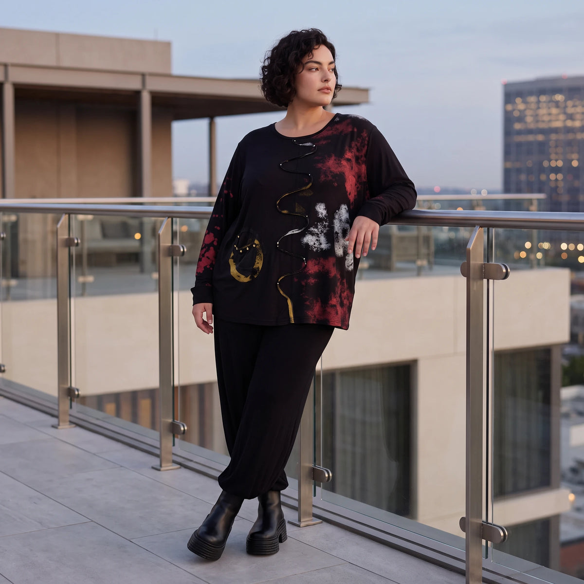 Langarmshirt aus Viskosejersey in Schwarz/Rosa mit geradem Schnitt und Stretchkomfort