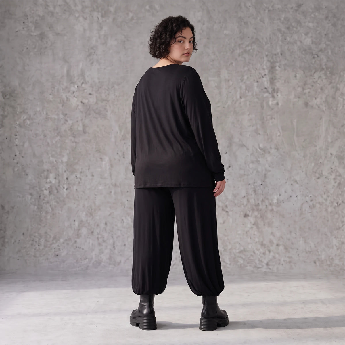 Langarmshirt aus Viskosejersey in Schwarz/Rosa mit geradem Schnitt und Stretchkomfort