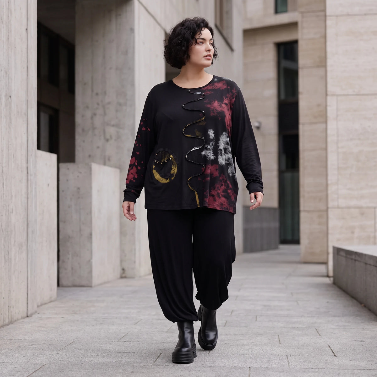 Langarmshirt aus Viskosejersey in Schwarz/Rosa mit geradem Schnitt und Stretchkomfort