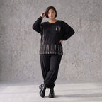 Schwarzes Basicshirt aus Viskosejersey mit Stretch und Brusttasche in geradem Schnitt
