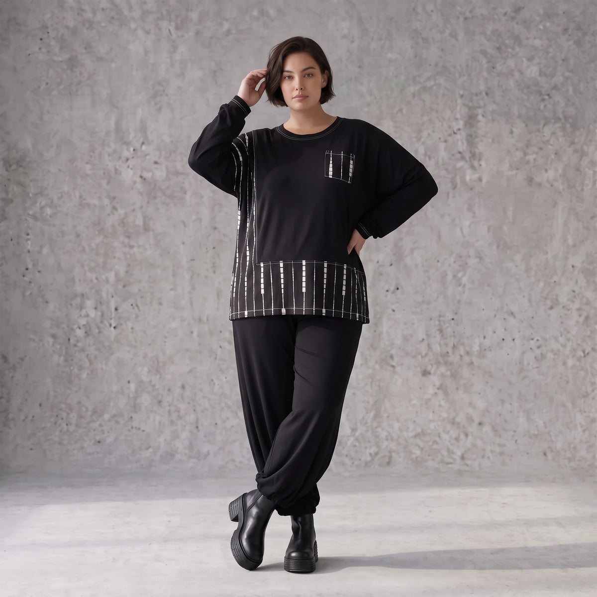 Schwarzes Basicshirt aus Viskosejersey mit Stretch und Brusttasche in geradem Schnitt
