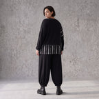 Schwarzes Basicshirt aus Viskosejersey mit Stretch und Brusttasche in geradem Schnitt