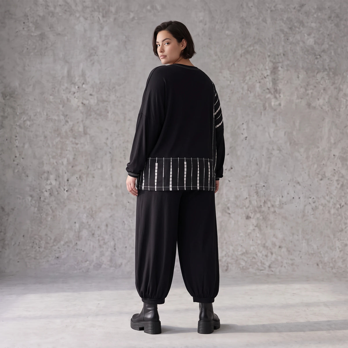 Schwarzes Basicshirt aus Viskosejersey mit Stretch und Brusttasche in geradem Schnitt