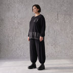 Schwarzes Basicshirt aus Viskosejersey mit Stretch und Brusttasche in geradem Schnitt