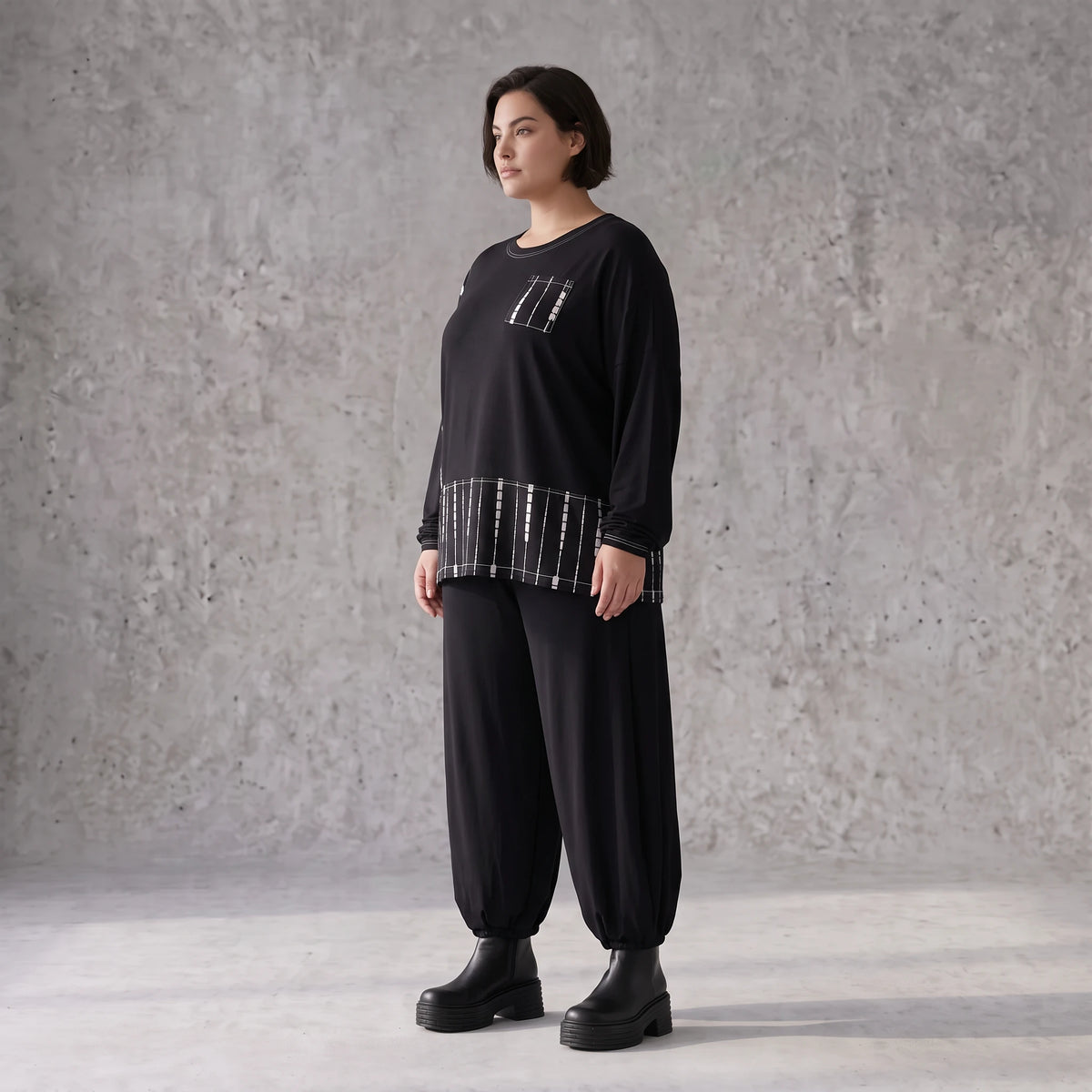 Schwarzes Basicshirt aus Viskosejersey mit Stretch und Brusttasche in geradem Schnitt