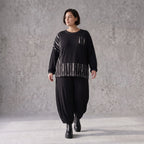 Schwarzes Basicshirt aus Viskosejersey mit Stretch und Brusttasche in geradem Schnitt