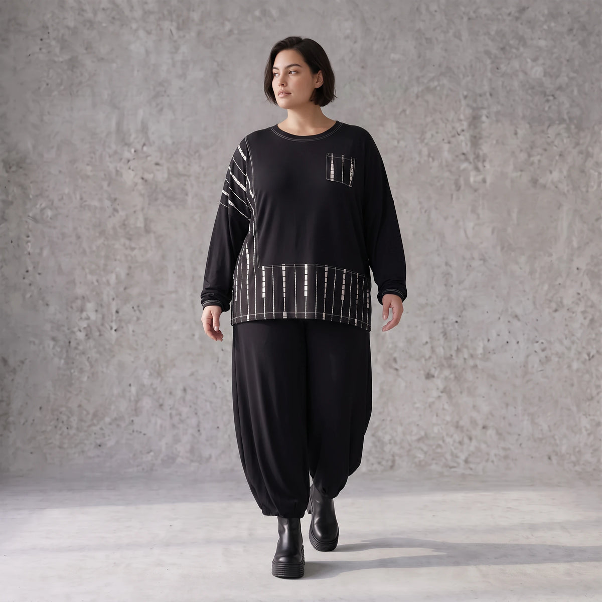 Schwarzes Basicshirt aus Viskosejersey mit Stretch und Brusttasche in geradem Schnitt
