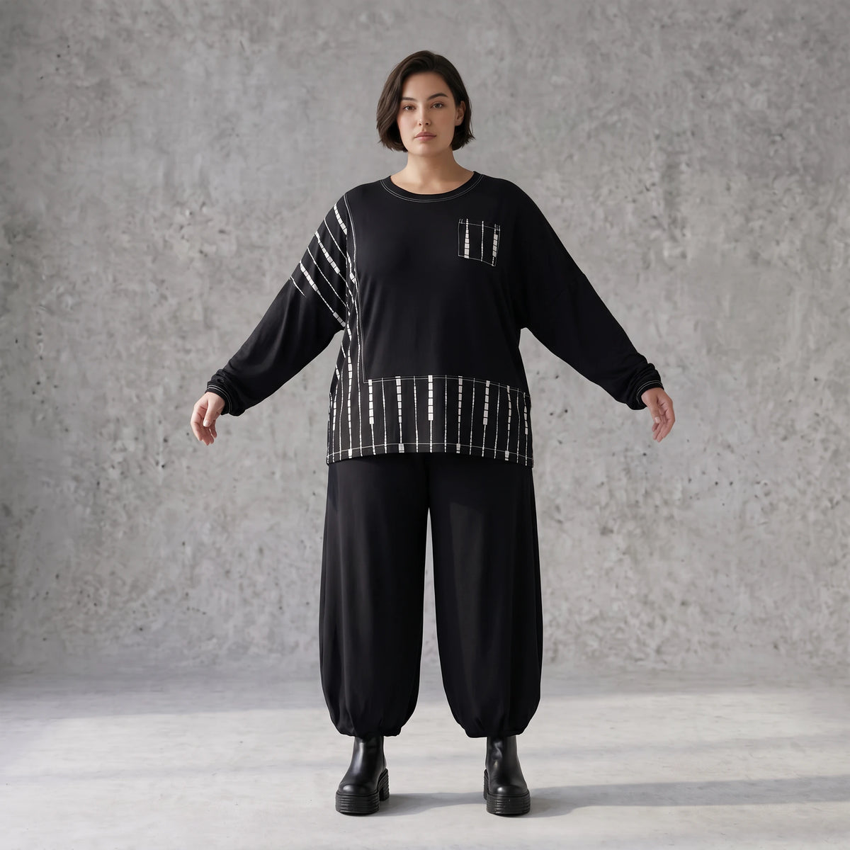 Schwarzes Basicshirt aus Viskosejersey mit Stretch und Brusttasche in geradem Schnitt