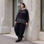 Schwarzes Basicshirt aus Viskosejersey mit Stretch und Brusttasche in geradem Schnitt