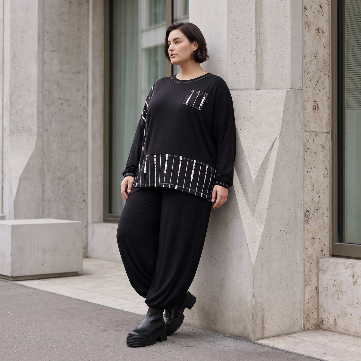 Schwarzes Basicshirt aus Viskosejersey mit Stretch und Brusttasche in geradem Schnitt