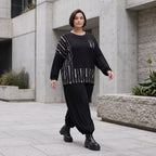 Schwarzes Basicshirt aus Viskosejersey mit Stretch und Brusttasche in geradem Schnitt