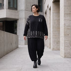 Schwarzes Basicshirt aus Viskosejersey mit Stretch und Brusttasche in geradem Schnitt