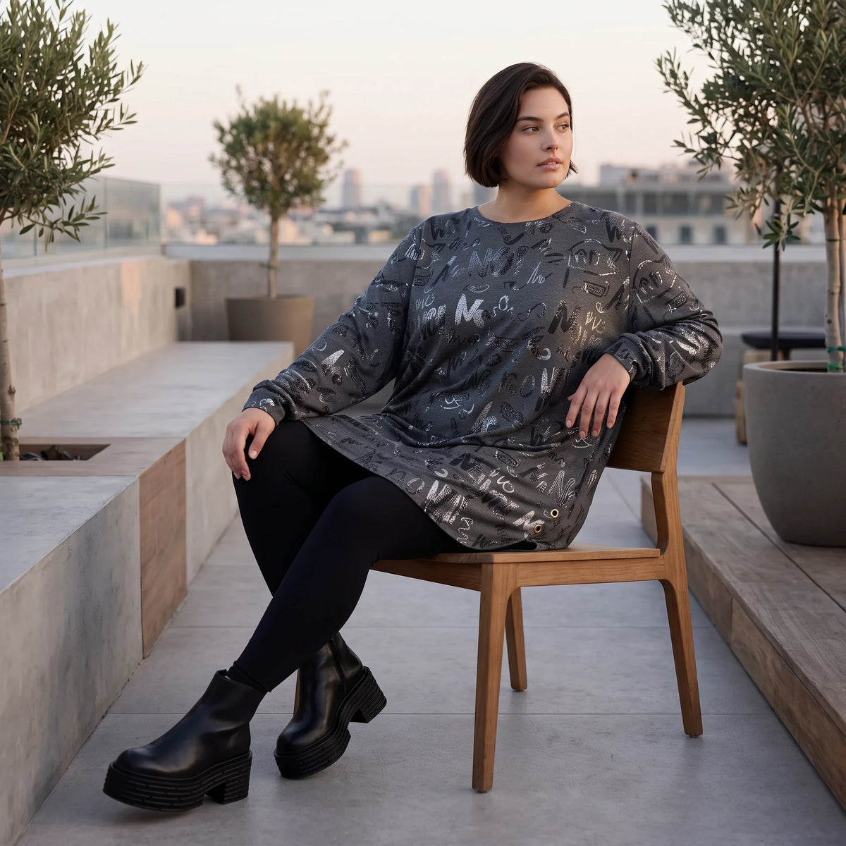 Milano Strickkleid in Grau/Schwarz mit Rundhalsausschnitt aus feiner Stretchqualität