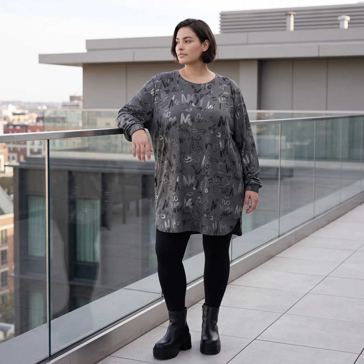 Milano Strickkleid in Grau/Schwarz mit Rundhalsausschnitt aus feiner Stretchqualität