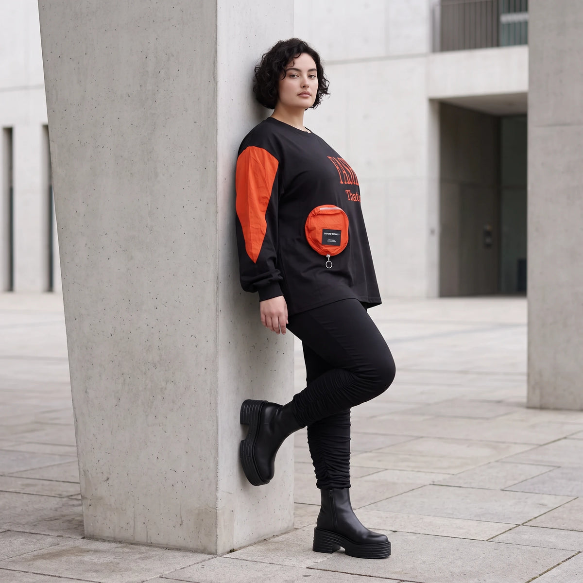 Unifarbenes Langarmshirt aus Jersey mit Reißverschlusstasche und gerader Passform