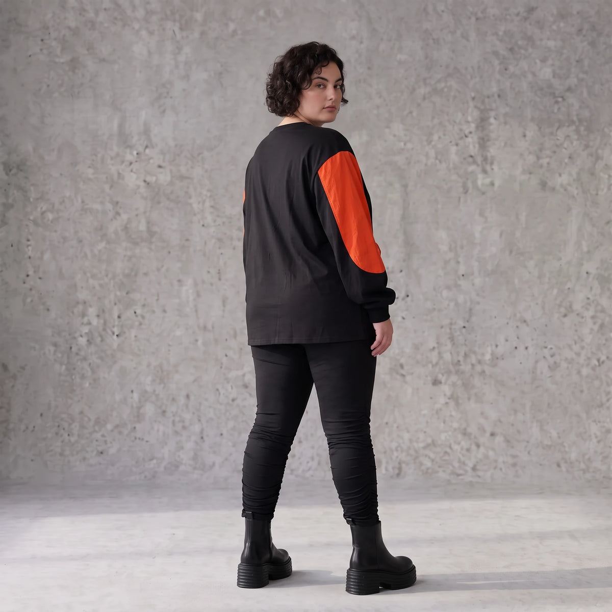Unifarbenes Langarmshirt aus Jersey mit Reißverschlusstasche und gerader Passform