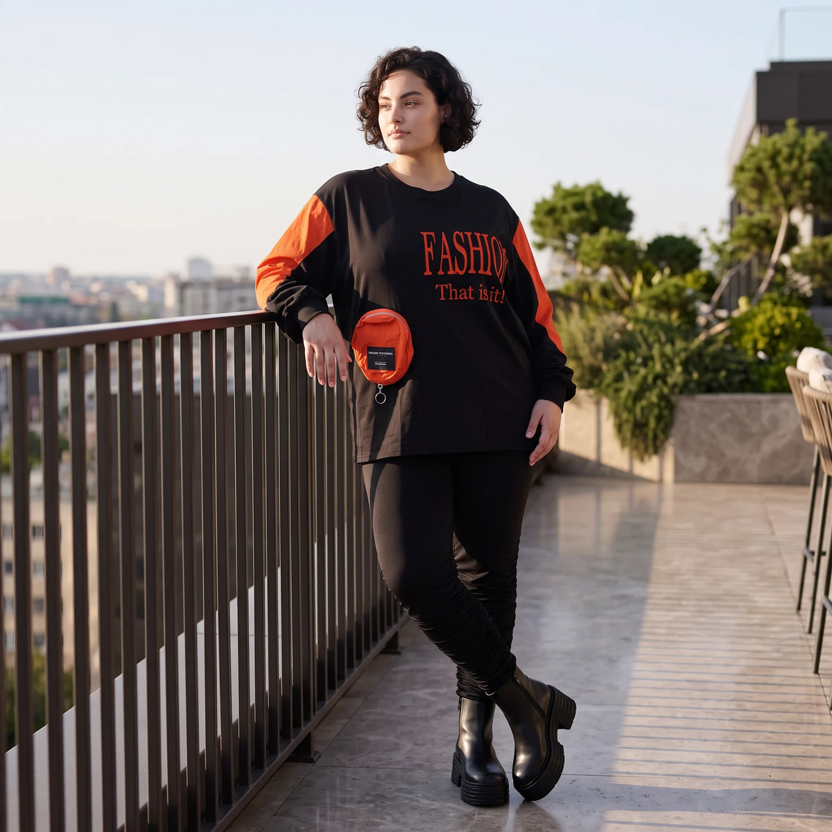 Unifarbenes Langarmshirt aus Jersey mit Reißverschlusstasche und gerader Passform