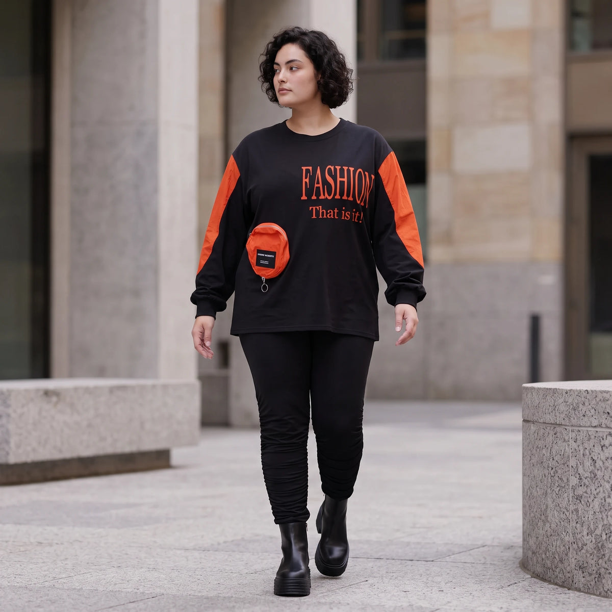 Unifarbenes Langarmshirt aus Jersey mit Reißverschlusstasche und gerader Passform