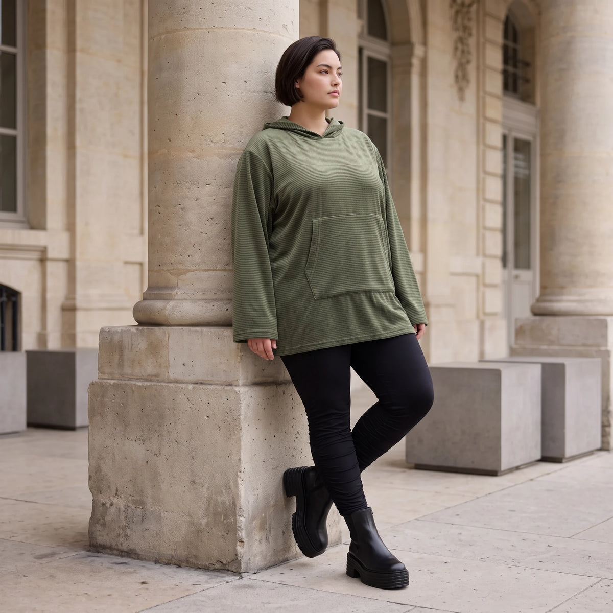 Grüner Ripphoodie aus Stretchmaterial mit Kapuze Kängurutasche und geradem Schnitt