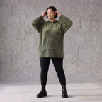 Grüner Ripphoodie aus Stretchmaterial mit Kapuze Kängurutasche und geradem Schnitt