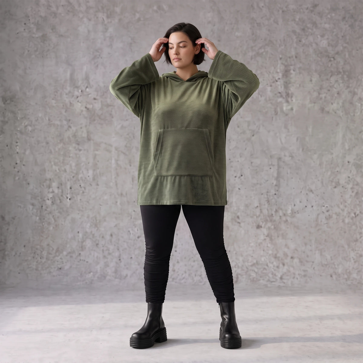 Grüner Ripphoodie aus Stretchmaterial mit Kapuze Kängurutasche und geradem Schnitt
