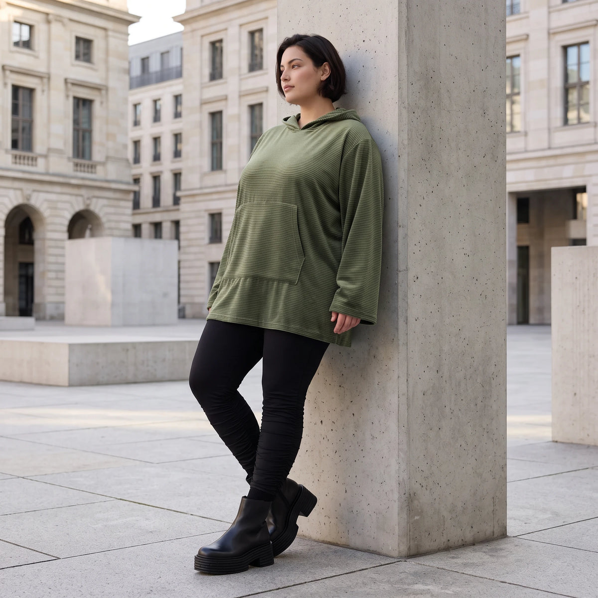 Grüner Ripphoodie aus Stretchmaterial mit Kapuze Kängurutasche und geradem Schnitt