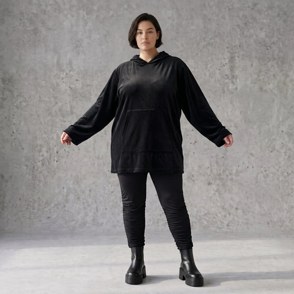 Schwarzer Hoodie aus Rippstoff mit Kapuze Kängurutasche und geradem Schnitt mit Stretch
